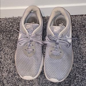 Women’s Nike tennis shoes